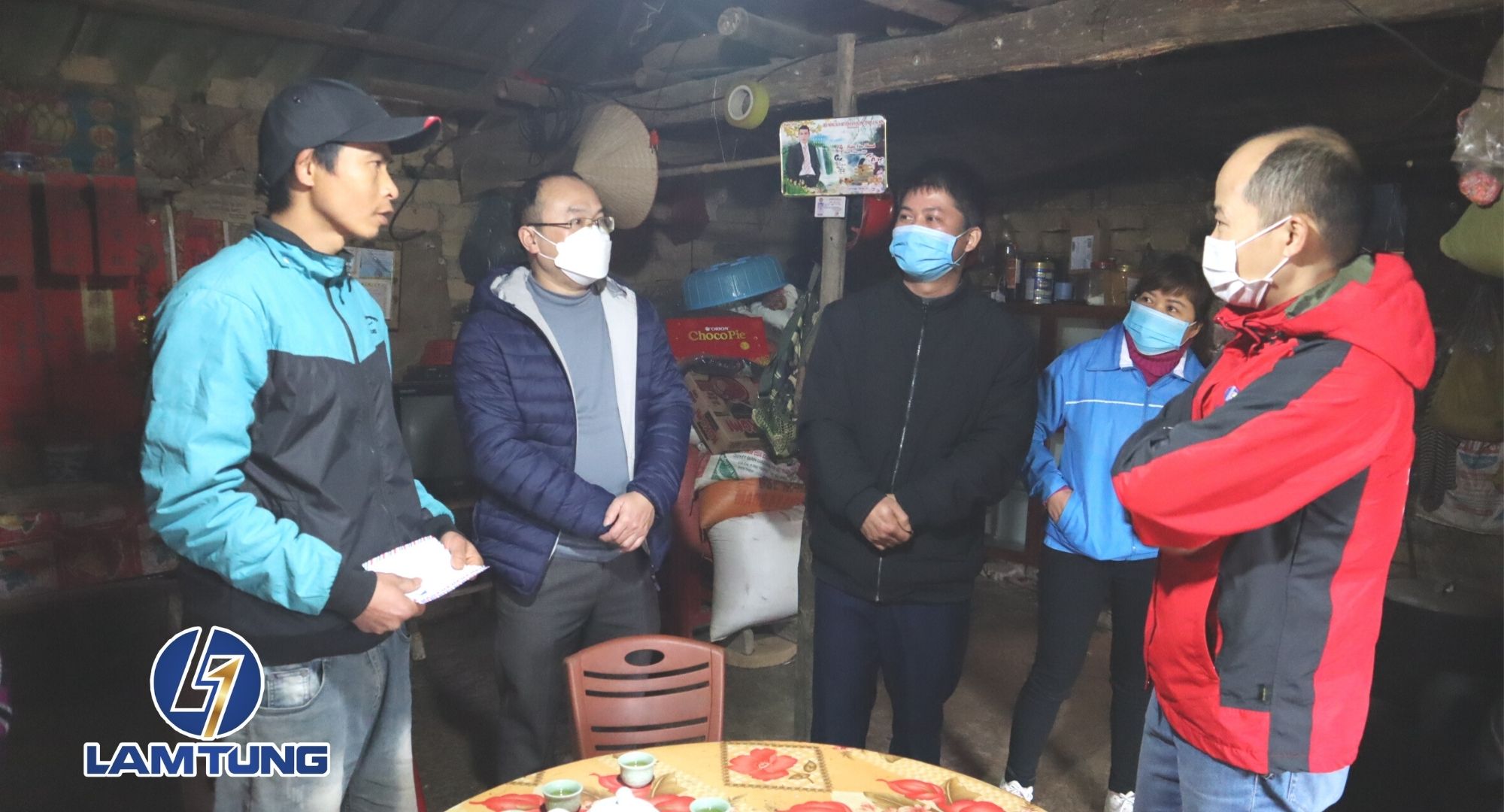 Đoàn từ thiện Lâm Tùng đến trao quà tận tay các hộ gia đình có hoàn cảnh khó khăn