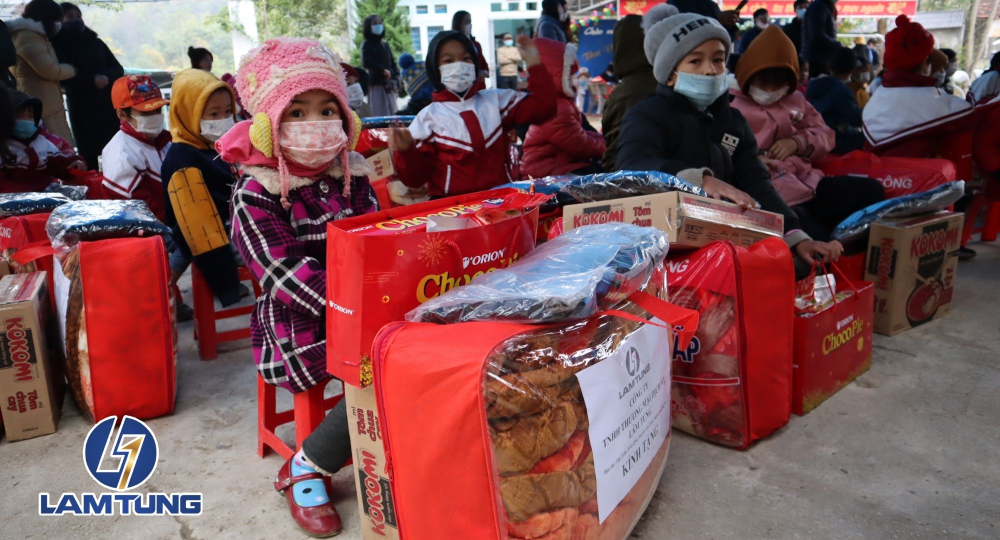 Đoàn từ thiện Lâm Tùng đến trao quà tận tay cho các gia đình