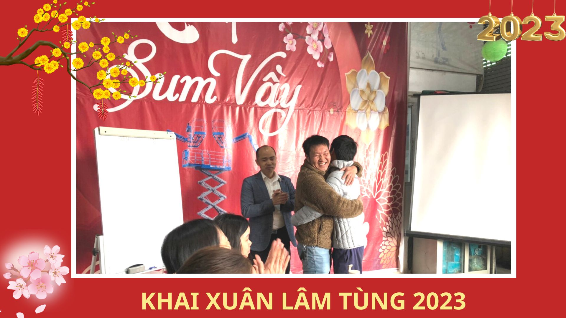 Xe nâng lâm tùng khai xuân đầu năm mới 2023