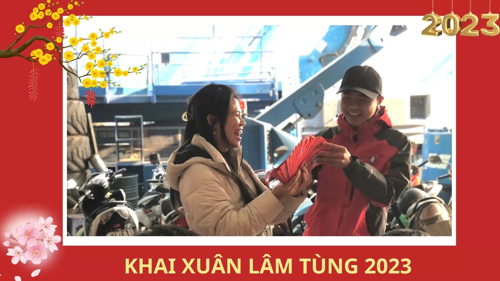 Xe nâng lâm tùng khai xuân đầu năm mới