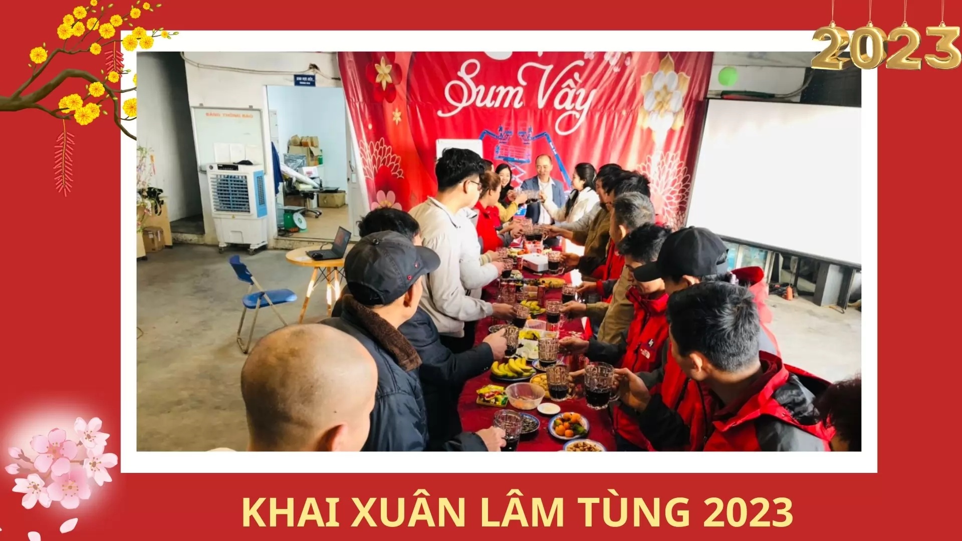 Xe nâng lâm tùng khai xuân đầu năm mới