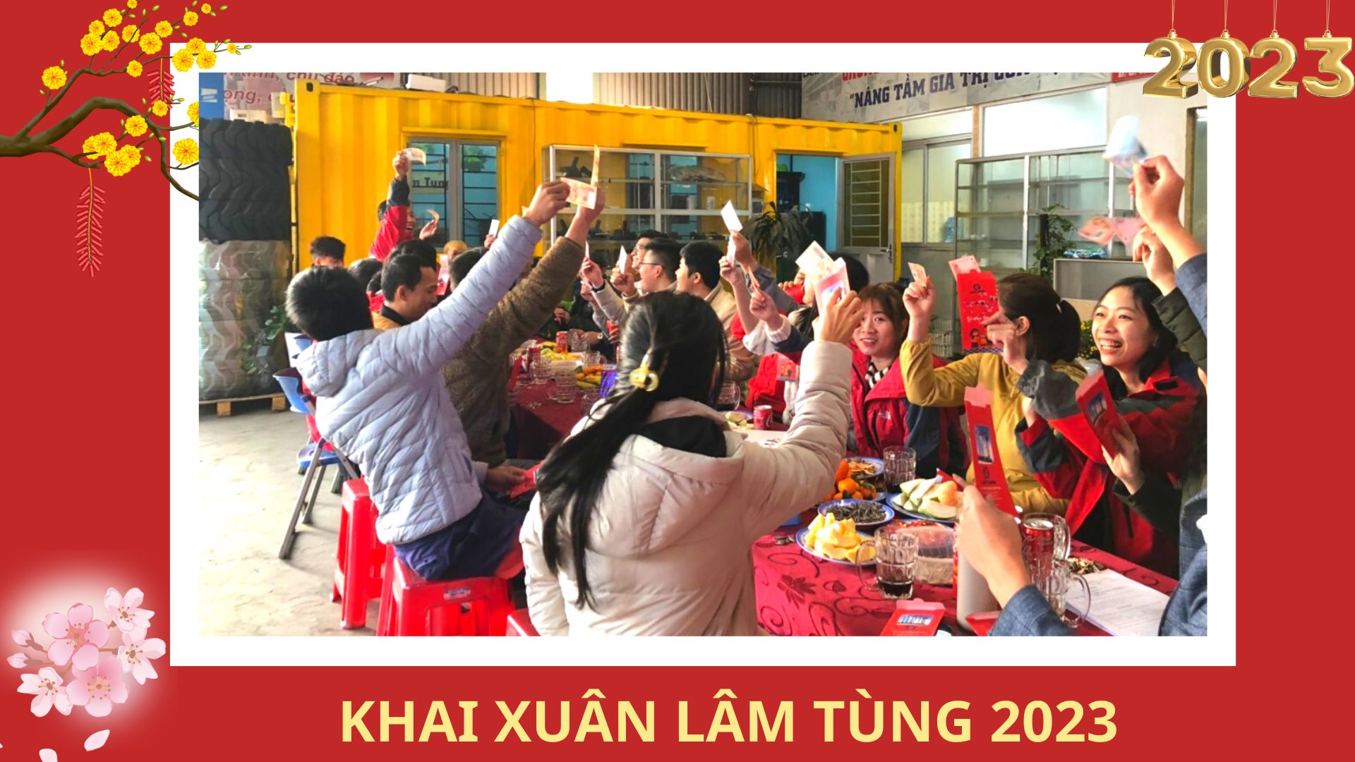 Xe nâng lâm tùng khai xuân đầu năm mới 2023