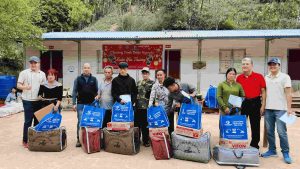 cong-ty-lam-tung-trao-qua-cho-ca-ho-ngheo-ban-Ong-Ly