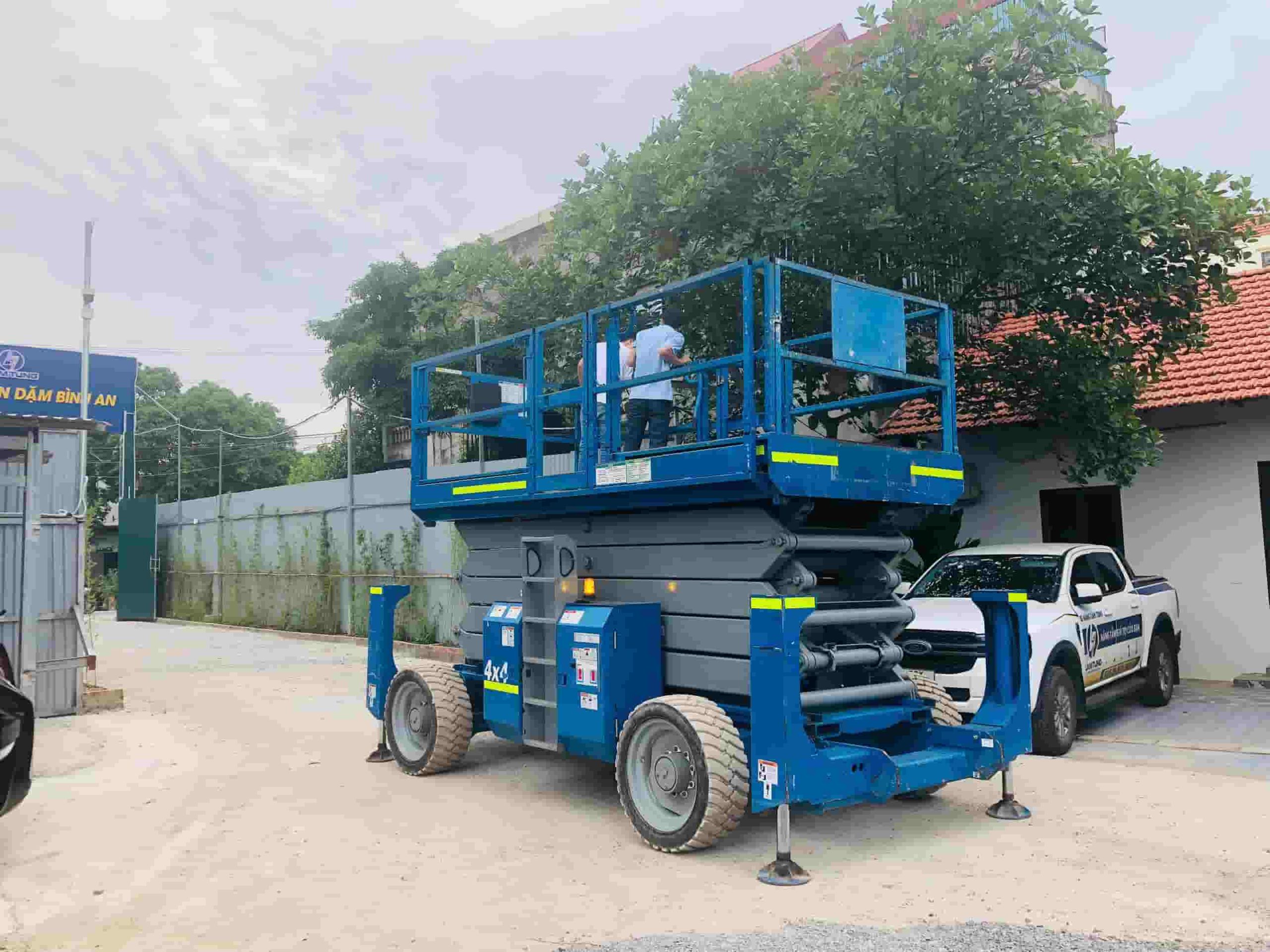 xe nâng người cắt kéo 18m cắt kéo
